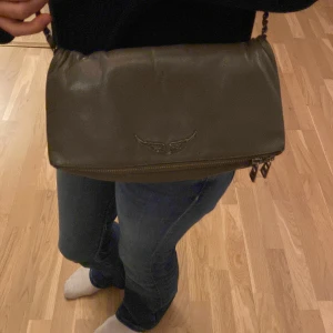Zadig väska - Säljer min jätte fina Zadig Voltaire väska använt fåtal gånger säljer på grund av att har köpt den stora Versionen! Kan tänka mig sänka priset vid snabb affär 