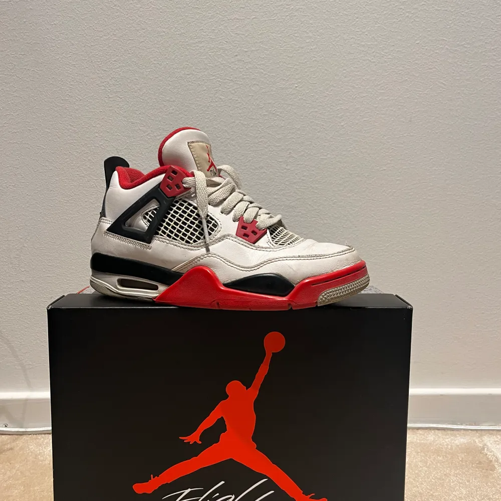 Säljer äkta jordan 4, fire red i bra skick storlek 37.5 pris går att diskutera. Skor.