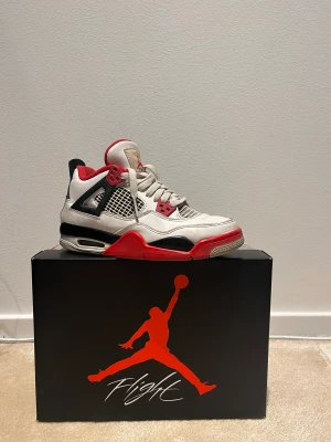 Jordan 4 - Säljer äkta jordan 4, fire red i bra skick storlek 37.5 pris går att diskutera