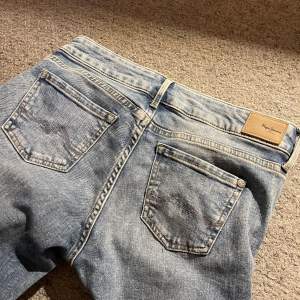 Modell ”PICADILLY- flared jeans” från pepe jeans, köpta på zalando för 999kr. Bra märke och bra kvalitet. Supersköna, stretchiga och mjuka. Dubbelkolla gärna med mig innan du trycker på ”köp nu” 