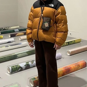 The north face jacka Herr L  - Säjer nu min sambos fina jacka från The North Face. Det är en 1996 Retro Nuptse i färgen Timber Tan.  Storlek L  Inköpt 2020 men bara använd en vinter.  Finns i Falun att hämta. Kan fraktas, köparen står för frakt.  Inspobild lånad från Pinterest. 