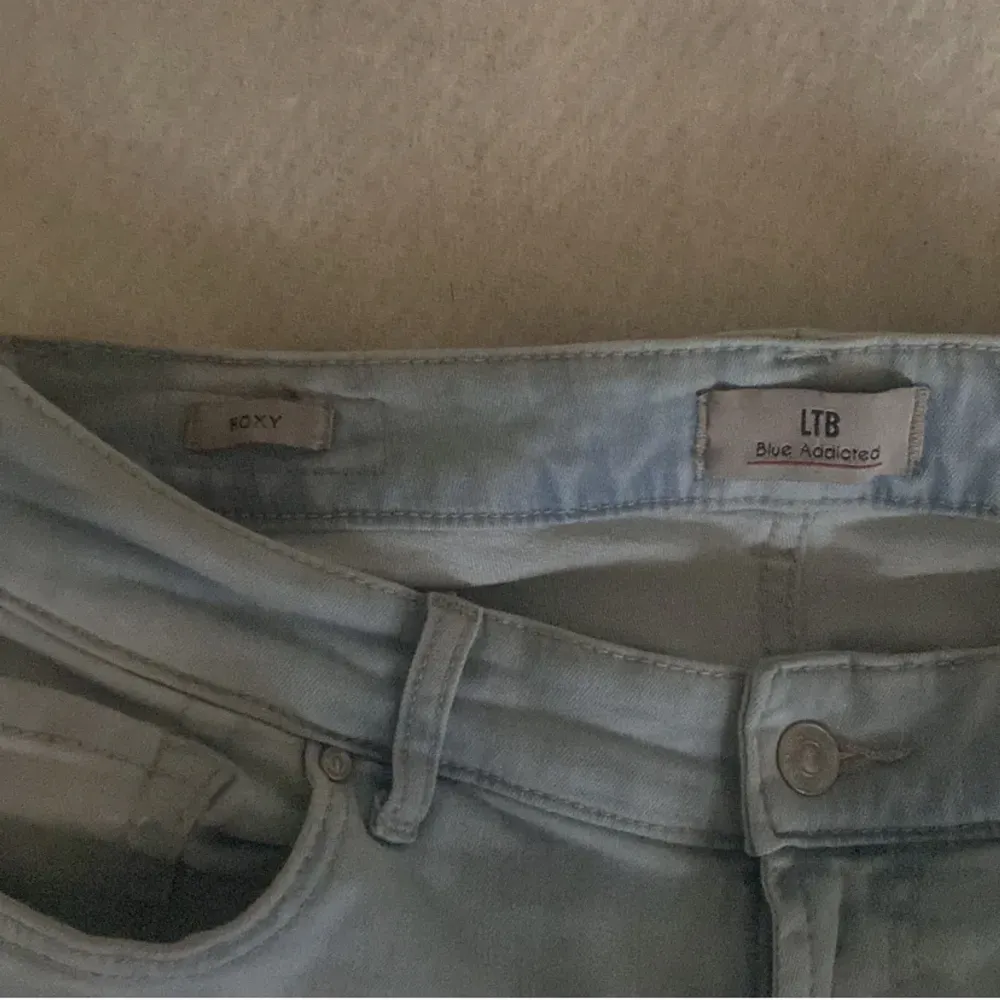 Säljer mina ljusblå Roxy ltb jeans som är köpta på zalando, skriv till mig om ni undrar något 💕. Jeans & Byxor.