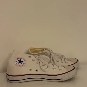 CONVERSE - ÄKTA  Converse skor Andvända 1 gång Superena, inga fläckar eller nått Strolek 38 men passar 39 med