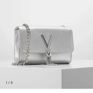 silvrig väska från valentino med silvriga detaljer🫶 kan användas som axelremsväska och handväska!