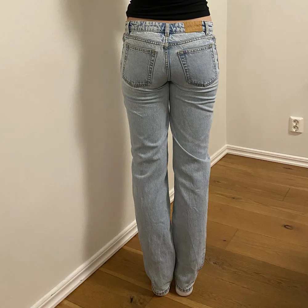 Jeans i fint skick med rakpassform. Innerbenslängd 79 och midjemått rakt över 34💕. Jeans & Byxor.
