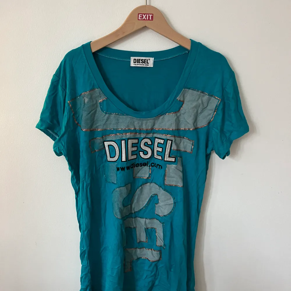 Cool blå T-shirt med Diesel tryck. Storlek S. Hör gärna av dig för fler bilder/eventuella frågor!😃. T-shirts.