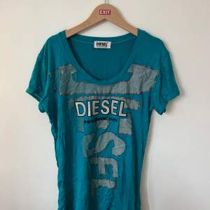 Cool blå T-shirt med Diesel tryck. Storlek S. Hör gärna av dig för fler bilder/eventuella frågor!😃