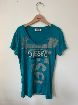 Blå T-shirt - Cool blå T-shirt med Diesel tryck. Storlek S. Hör gärna av dig för fler bilder/eventuella frågor!😃