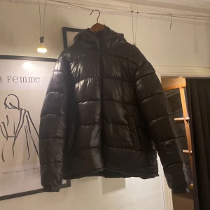 Blank vinterjacka - Säljer pga att den är för stor. Köpte jackan av en annan här på Plick och då kom jackan med prislapp och var endast testad. Jag har andvändt den 3ggr och den har inga defekter. 1600kr nypris men säljer den för 700kr.