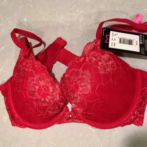 Bh - Nypris är 42$, den är helt oanvänd och den ät 34B och är plunge push-up. Bygeln är rätt så mjuk men dem sitter fortfarande på plats. Om du vill så kan du puttra eller fråga om flera bilder ^^