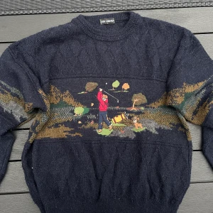 Gullig sweater - Fin, lite unik :) Emroidery runt om som föreställer en golf-scen. Vibes osv osv