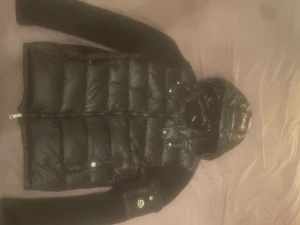 Moncler Maglione Tricot Cardigan - Säljer Moncler Maglione Tricot Cardigan. Kan gå ner i pris via snabb äffar.