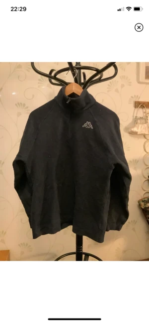 Kappa fleece - Svart fleecetröja från Kappa i väldigt fint skick. Tröjan har enligt lapp storlek small men passar definitivt större, kanske M/L.