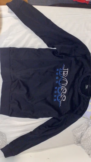 Hugo boss  - Säljer den här tjocktröjan då min bror har vuxit ifrån den, köpt för 2 år sen. Passar både barn och tonåringar, modellen är för båda könen. Den är använd ett par gånger o är som ny, säljs för 300 nypris 790kr, pris kan diskuteras, hör av er vid intre