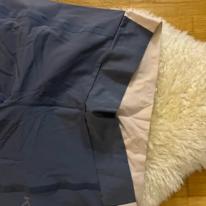 Kari Traa thights -  Träningstights i storlek XL från Kari Traa. Dessa tights är i en härlig kombination av lila och rosa. De är helt oanvända och redo att ge dig den perfekta passformen under dina träningspas