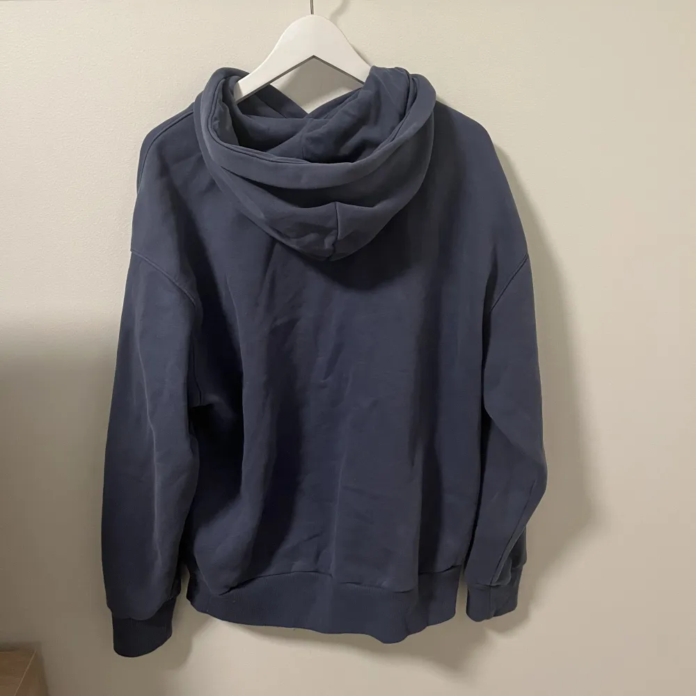 Blå super snygg tjocktröja från Hollister. Skick 10/10 nästan aldrig använd. Sitter stort. Hoodies.