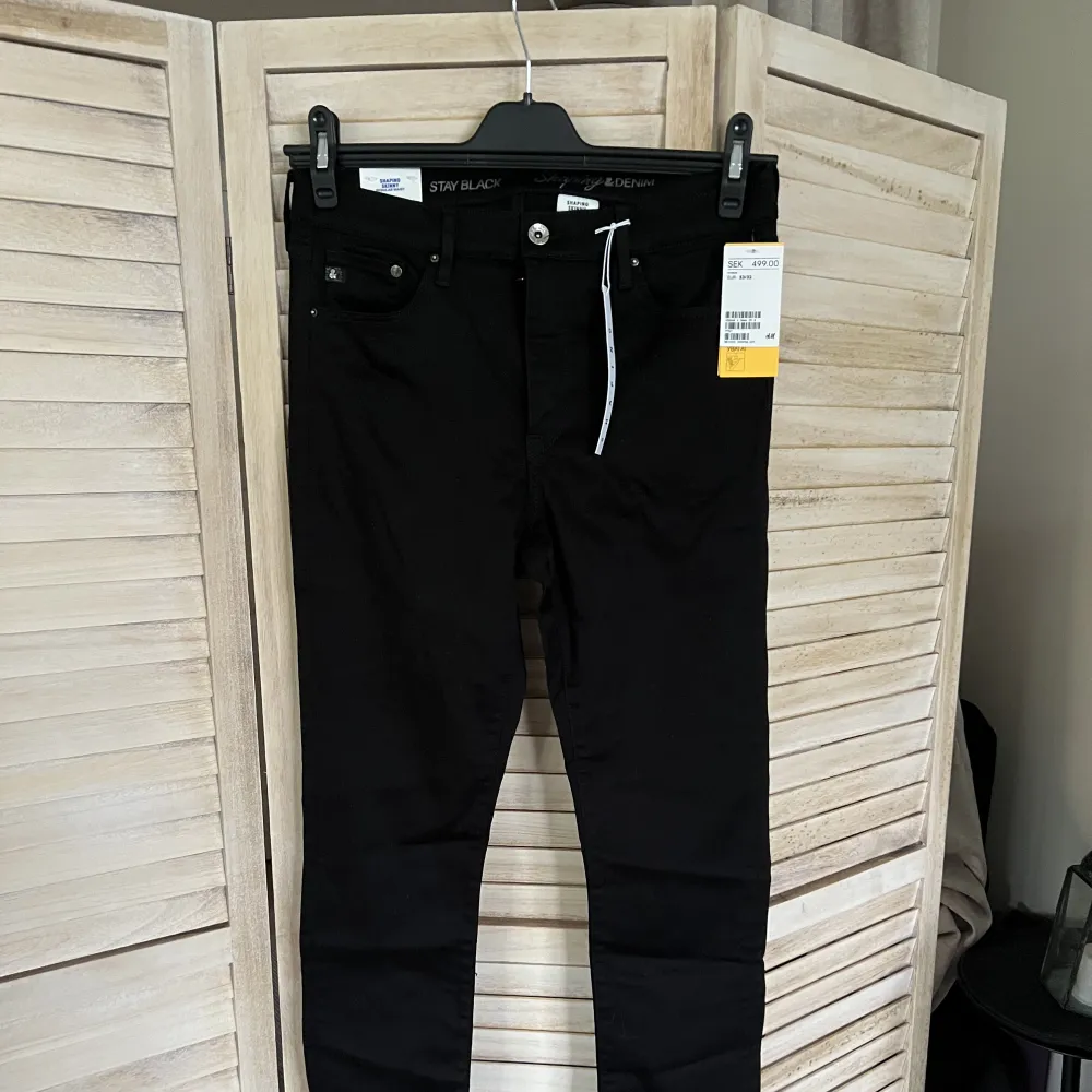 Helt nya, oanvönda svarta jeans från H@M. Säljes då de inte passar mig.  Storlen: W33 L32, nypris 499kr, mitt pris 150kr 🌸. Jeans & Byxor.