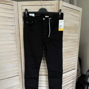 Helt nya, oanvönda svarta jeans från H@M. Säljes då de inte passar mig.  Storlen: W33 L32, nypris 499kr, mitt pris 150kr 🌸