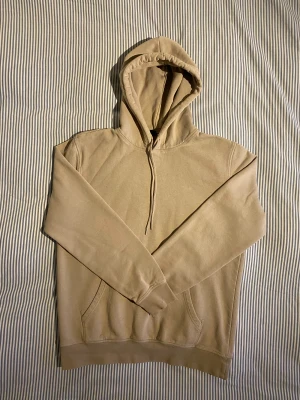 Beige H&M Hoodie - Bra skick förutom ärmändarna som är slitna.