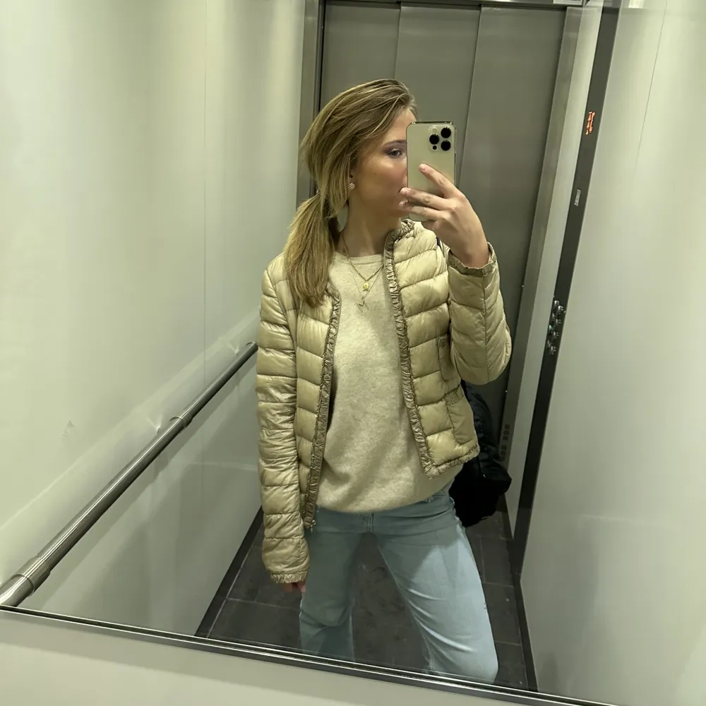 Super mysig tröja från soft goat storlek xi men sitter fint lite oversized för någon som bär s. T-paidat.