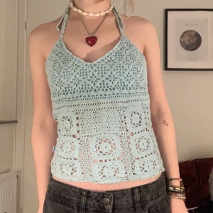 crotchet halter topp - crotchet halter topp, from the brand roxy, inside tag is ripped out but im a size xs/s and it fits baggish