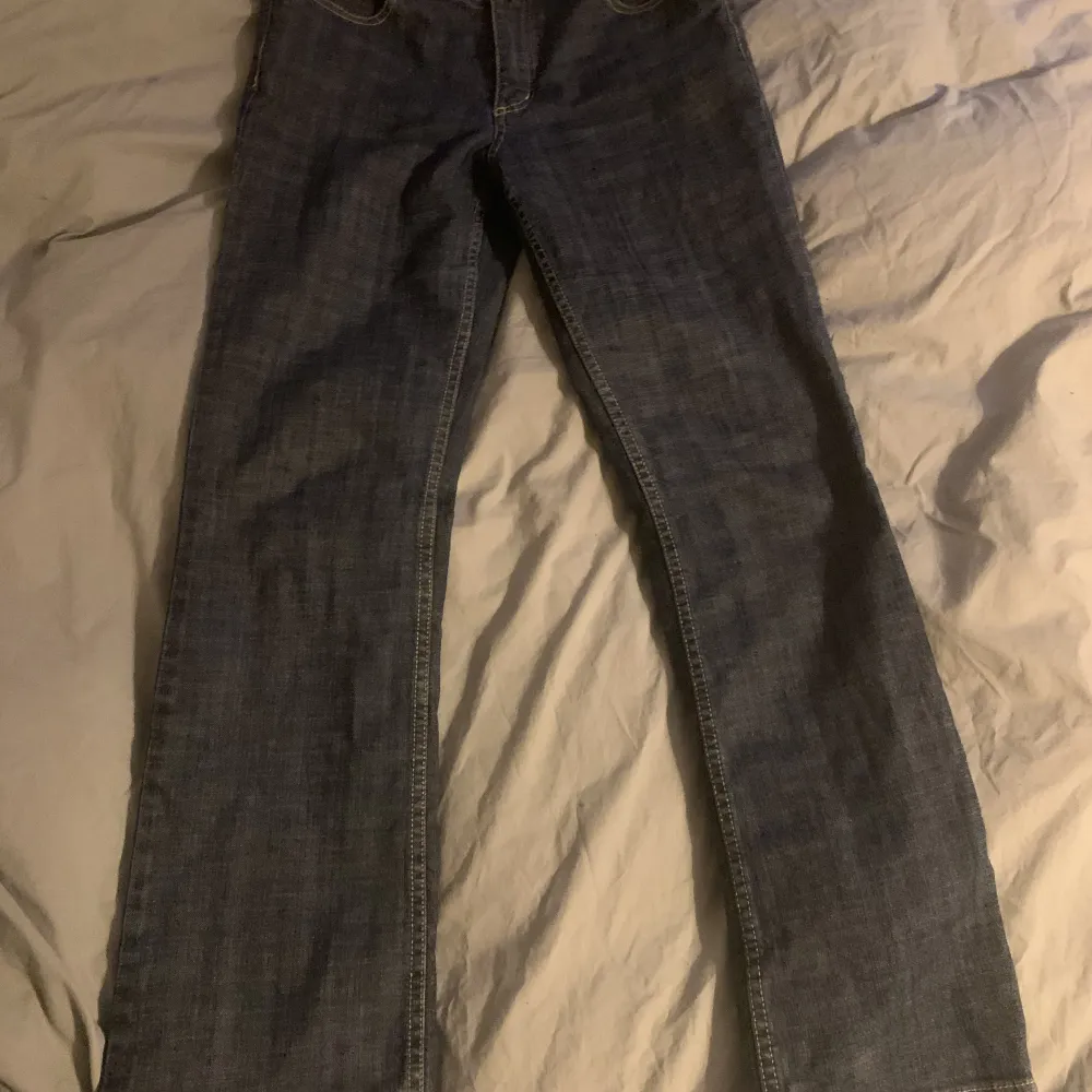 Vintage straight legs/flare jeans. Använda många gånger, men inte längre. Lite slitet vid hälen och vid ”trycket”. Annars mycket gott skick🫶. Jeans & Byxor.