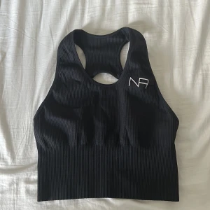 Sport BH - Mjuk, stretchig och skön sport BH som är lite längre i modellen. Använd ett fåtal gånger men i fint skick ändå! Storlek S