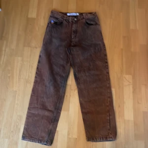 93 denim  - Ett par jättefina bruna 93 denims. Knappast använda. Gillade inte färgen så mycket. Pris kan diskuteras 