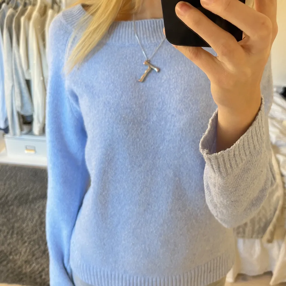 Ljusblå stickad tröja från Vero Moda! Köptes förra hösten men sparsamt använd💕 tryck gärna på köp nu !. Stickat.