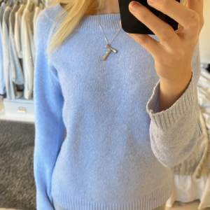 Ljusblå stickad tröja från Vero Moda! Köptes förra hösten men sparsamt använd💕 tryck gärna på köp nu !