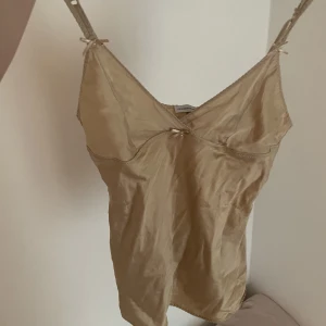 Intimissimi linne - Beige silke linne, banden går att justera, gulliga detaljer med rosetter och pärlor! 🎀🎀