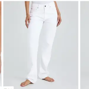Säljer ett par vita raka jeans i nyskick. Använt 1-2 gånger. Storlek 30/30 Ordinariepris 699kr