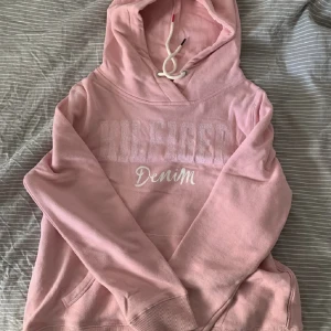 Tommy Hilfiger huvtröja - Rosa Huvtröja/Hoodie! Använt 1 gång! Superfin men måste sälja av kläder som inte kommer till användning! 