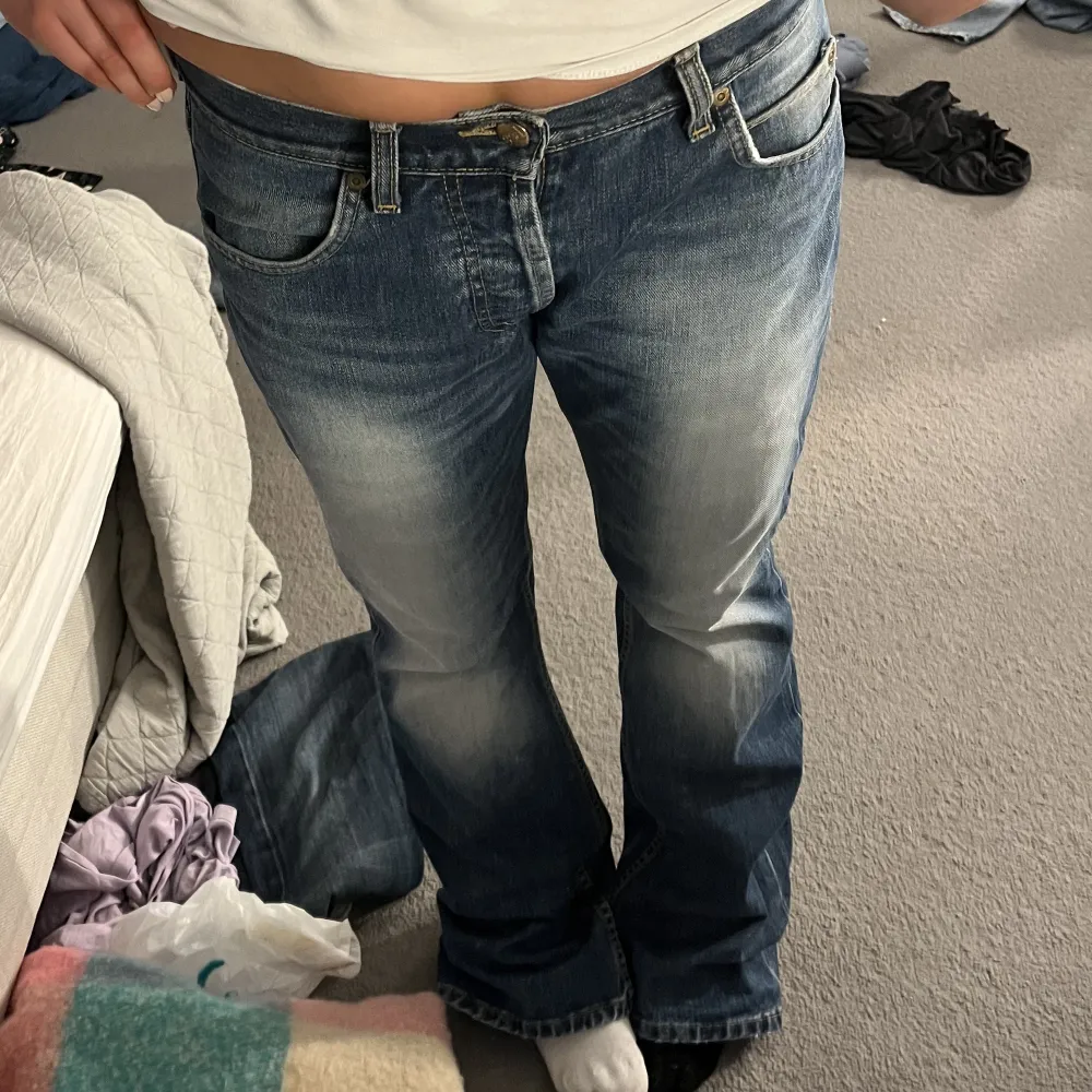 Super snygga Lee jeans bootcut low Waits, för stora för mig där av säljer jsg. Midja 40cm rakt över, innerbenet 81cm. Jeans & Byxor.