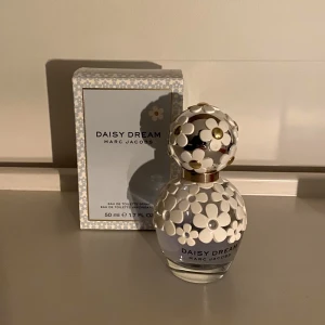 Marc Jacobs parfym - Marc Jacobs Daisy Dream parfym 50 ml. Ca 60% kvar. Nypris ca 1000 kr. 
