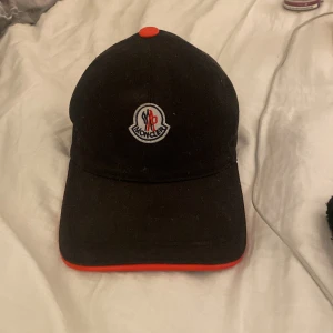 Moncler keps - Väldigt bra moncler keps i utmärkt skick, Har tagit av QR lappen eftersom den blev sliten därför priset