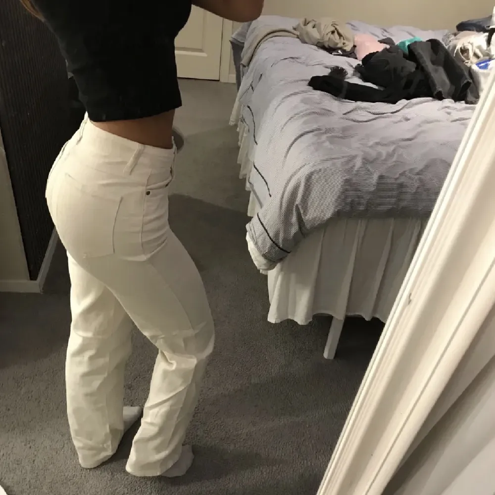 Straight jeans ,vita jeans ,stretchiga och skönt material! Högmidjade .Jag är 1,64 ,säljer pga för mycke jeans . Jeans & Byxor.