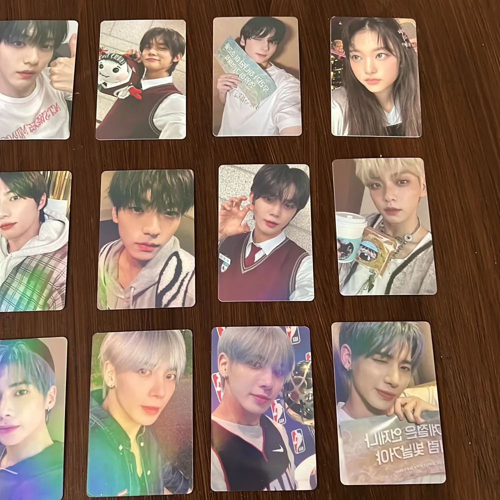 Txt photocards + new jeans Haerin   Alla bra skick  OBS ENDAST HAERIN ÄR OFFICIAL ALLA ANDRA KOMMER FRÅN ETT SET JAG KÖPTE PÅ EN KPOP STORE  första raden 55kr Andra raden 50kr  Tredje raden 40kr  Skriv för fler bilder pris kan eventuellt diskuteras. Övrigt.