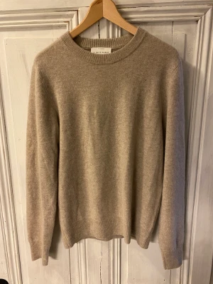 Kashmir tröja - 100% Kashmir tröja i väldigt bra skick. Nypris är 2600kr, säljer för endast 850kr