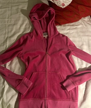 Vintage juicy kofta  - Är faktiskt jätte rosa men syns inte så mycket på bilderna storlek är 14 men är typ xs-s skriva till mig om ni fundera över nåtting ❤️