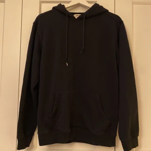 Svart hoddie - Svart hoddie, köpt för längesen men knappt använd. Storlek M