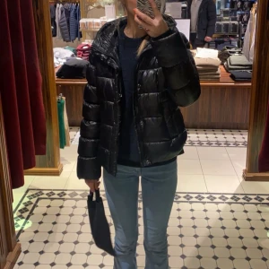 Glansig pufferjacka  - Super snygg jacka från Superdry köpt förra vintern,inga defekter!skirv privat vid funderingar !❤️