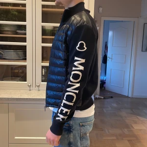 Moncler jacka - Säljer min killes moncler jacka, storlek small modellen på bilden har vanligtvis M-L och är 191. Obs har spruckna sömmar vid ena armmudden samt ena armhålan dock inget som skulle vara svårt att sy ihop. Annars fint skick