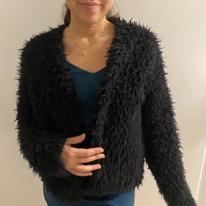 Svart lurvjacka 36/38 - Svart mjuk lurvjacka/fuskpäls 36/38 från åhlens, ok skick!   Säljer likadan i vit/beige också :)