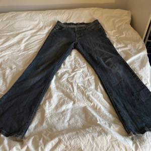 ett par super snygga lågmidjade jeans med lite slitage längst ner på benen men inget som märks av, midjemått 41cm innerbenslängden:79cm