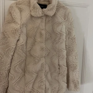 Päls kappa/jacka - Päls jacka/kappa, från Vero Moda, storlek S, 