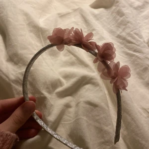 Diadem med blommor - Gulligt och fint diadem med blommor, silvrigt och lite glittrigt knappt använt