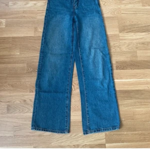 Jeans - Mörkblåa jeans från lager 157. Jeansen är i gott skick och i storlek XXS