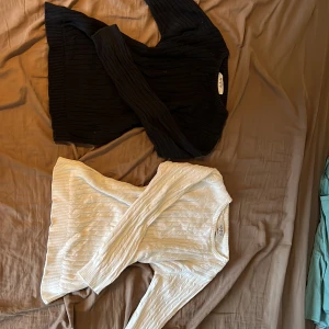 Superfina tröjor från MARQY  - Fina matchande tröjor i vitt och marinblått, säljer pga inte min stil längre, måste bli av med allt så pris är diskutterbart:) 100kr för en 150 för båda ❤️