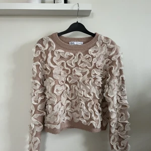 Stickad tröja  - Jättefin rosa stickad tröja med vita tygdetaljer på. Storlek S men passar även xs lika bra☺️Endast använd en gång. Säljer då den inte kommit till användning. 